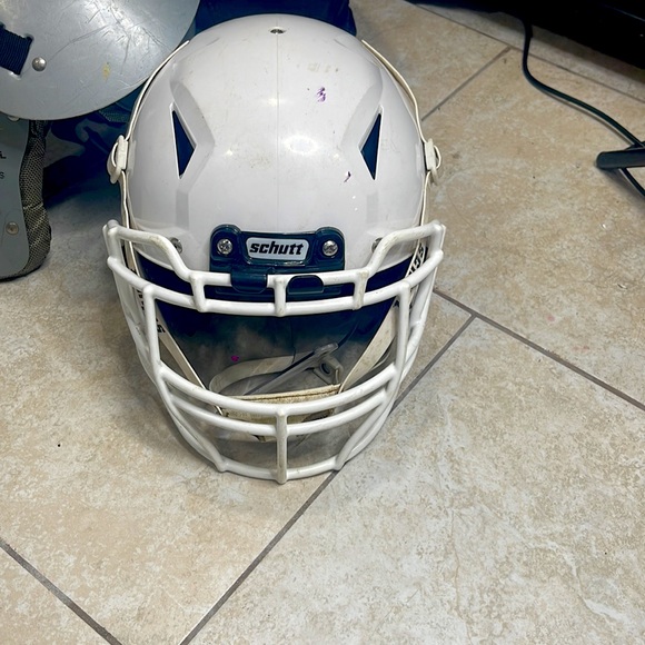 Football gear - Picture 3 of 3